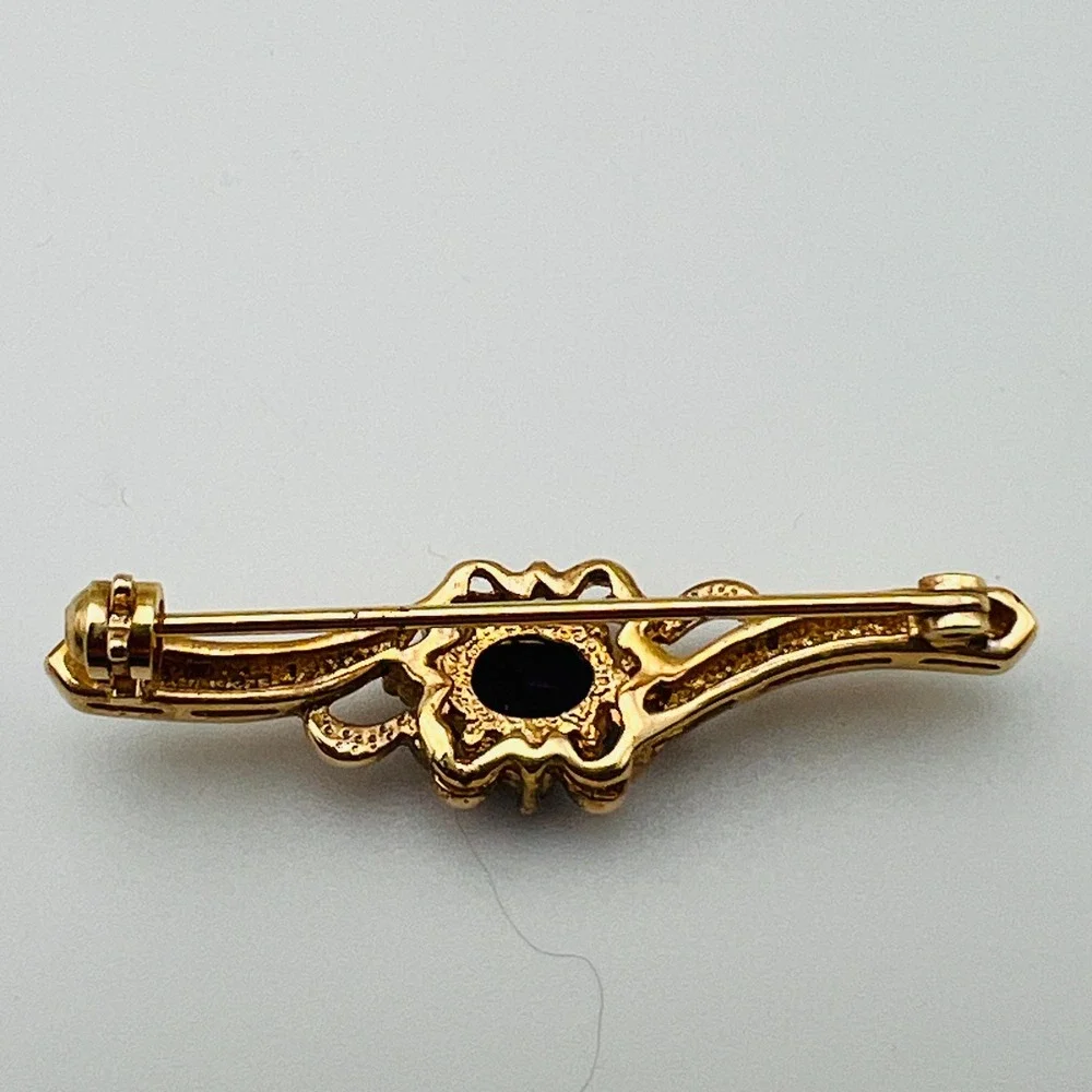 Unbranded vintage brooch